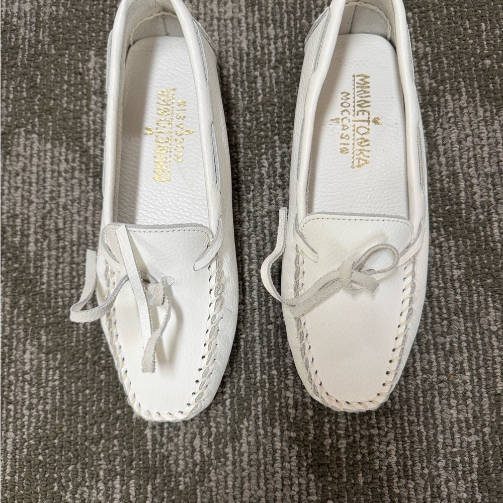 Minnetonka Women's leather Classic White Moccasins